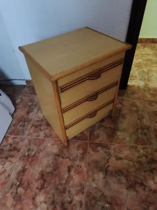 Mesita de noche de madera