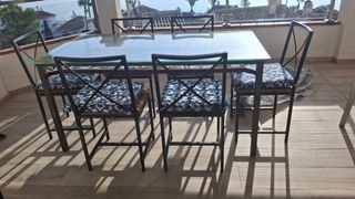 Mesa de jardín con sillas