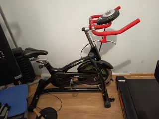 Bicicleta de Spinning Negra y Roja