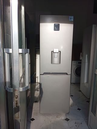 Nevera Daewoo plateada con dispensador