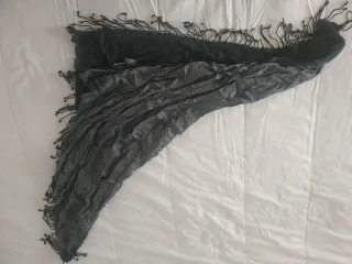 Pañuelo cuello negro con flecos