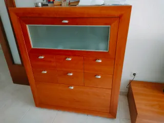 Mueble comedor madera con  mesa de cristal y silla