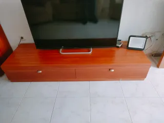Mueble comedor madera con  mesa de cristal y silla