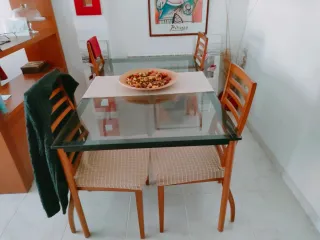 Mueble comedor madera con  mesa de cristal y silla
