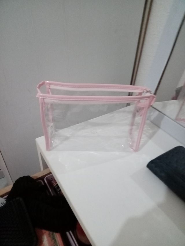 Neceser transparente con ribete rosa