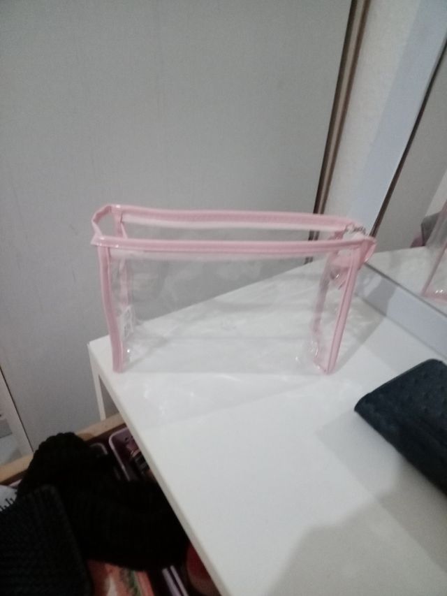 Neceser transparente con ribete rosa