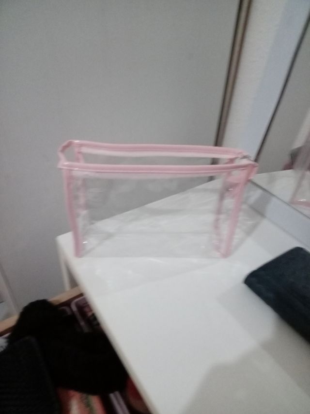 Neceser transparente con ribete rosa