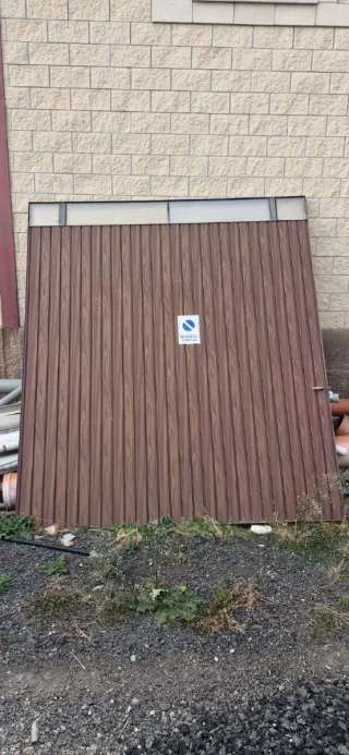 Puerta de garaje
Medidas: 290cm ancho x 330cm alto