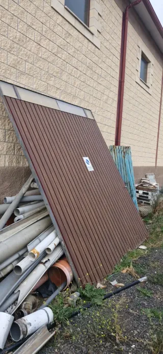 Puerta de garaje
Medidas: 290cm ancho x 330cm alto