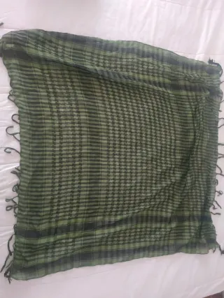 Pañuelo de cuello a cuadros verde y negro