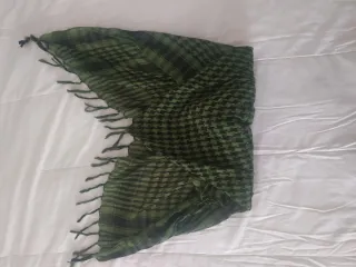 Pañuelo de cuello a cuadros verde y negro