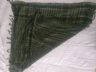 Pañuelo de cuello a cuadros verde y negro
