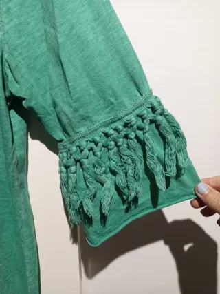 Camiseta verde con borlas