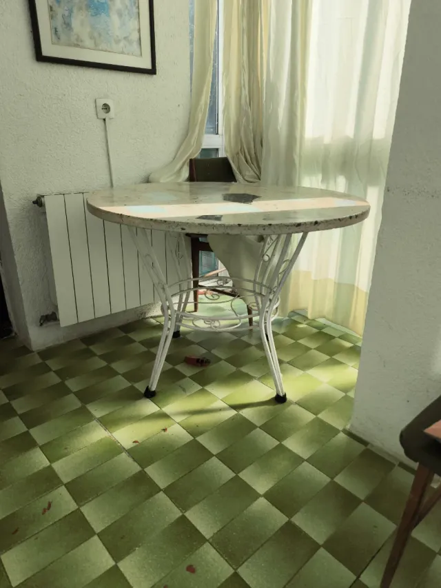 Mesa redonda exterior mármol y hierro