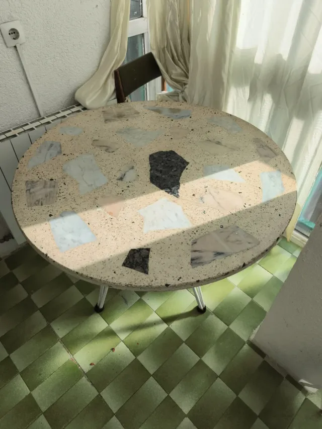 Mesa redonda exterior mármol y hierro