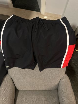 Pantalones cortos Lacoste negros y rojos
