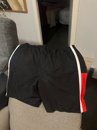 Pantalones cortos Lacoste negros y rojos