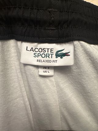 Pantalones cortos Lacoste negros y rojos