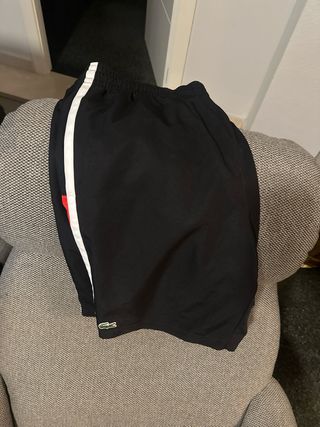 Pantalones cortos Lacoste negros y rojos