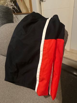 Pantalones cortos Lacoste negros y rojos