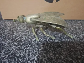 Figura de latón antigua de insecto