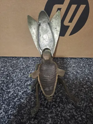 Figura de latón antigua de insecto