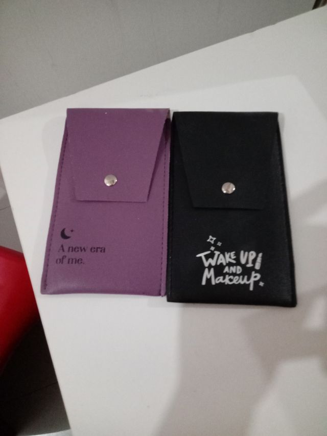 2 Fundas para gafas (negras y moradas)