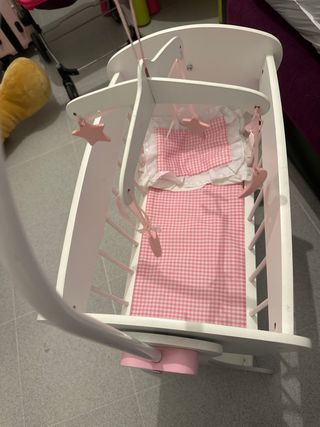 Cuna para muñecas rosa y blanca