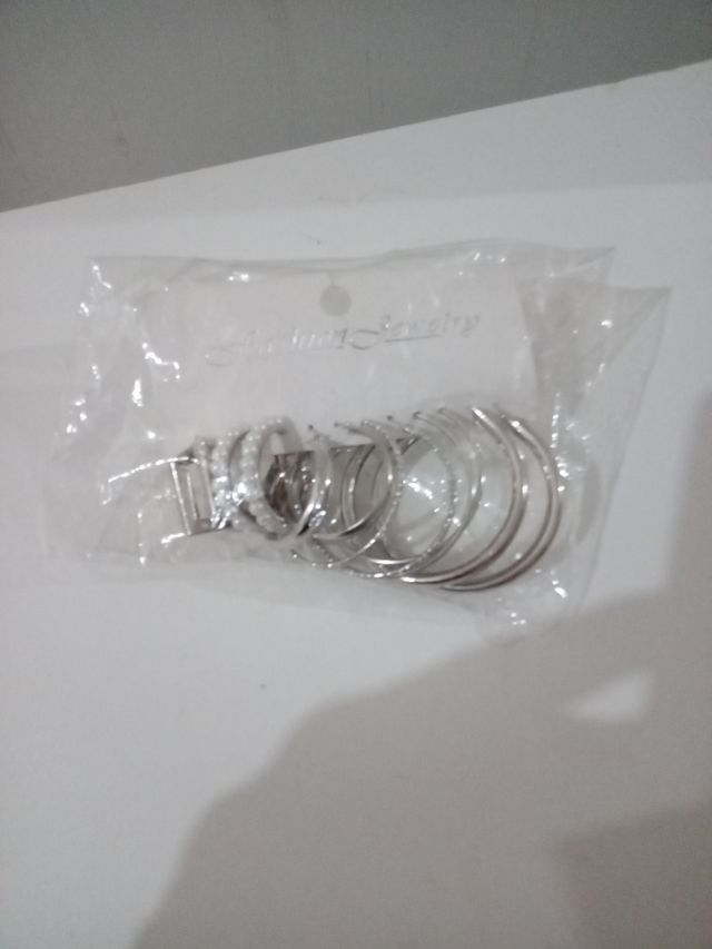 Conjunto de pendientes redondos plateados