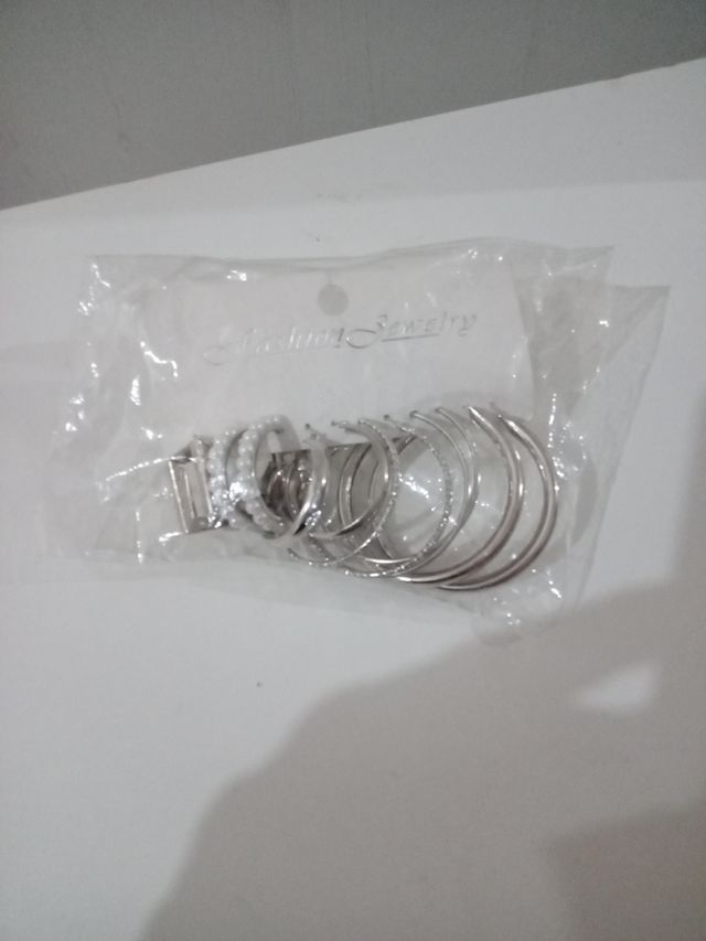 Conjunto de pendientes redondos plateados