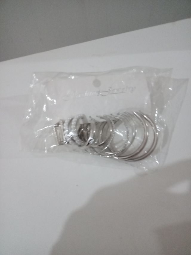 Conjunto de pendientes redondos plateados