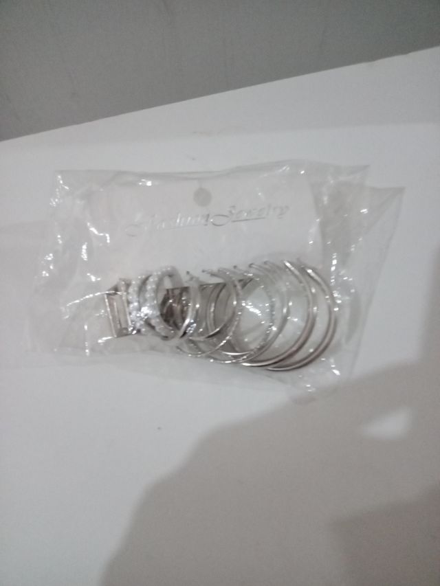 Conjunto de pendientes redondos plateados