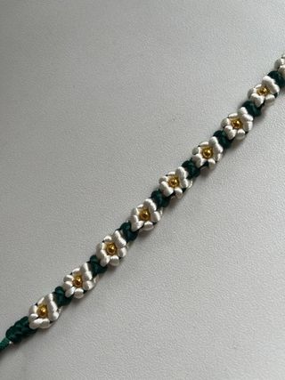 Pulsera ajustable flores con detalles dorados