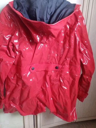 Chaqueta Roja Brillante con Capucha