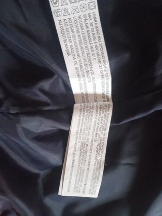 Chaqueta Roja Brillante con Capucha