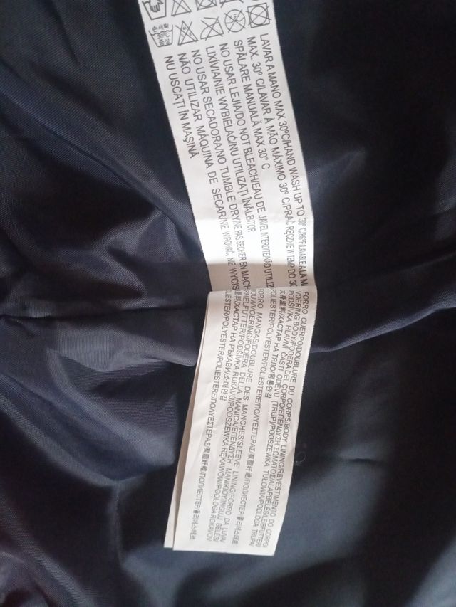 Chaqueta Roja Brillante con Capucha