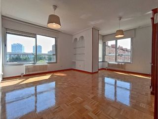Piso en venta en Plaza España - Villa Pilar - Reyes Católicos - Vadillos en Burgos