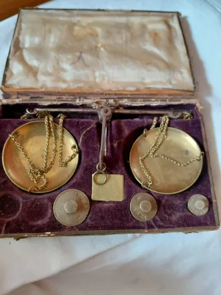 Balanza antigua con caja y pesas