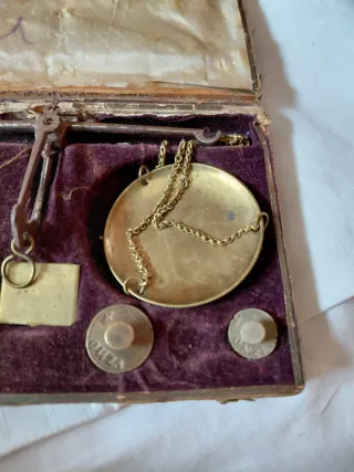 Balanza antigua con caja y pesas