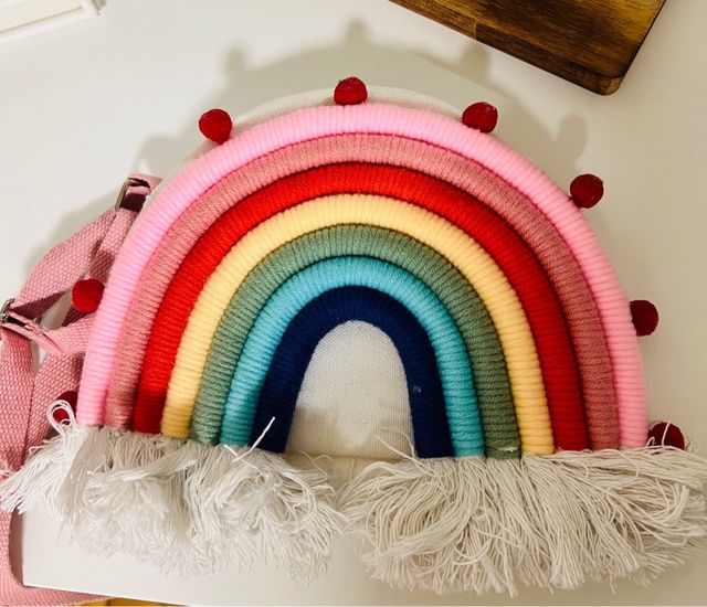 Bolso niña arcoíris pompones