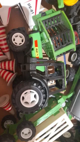 Set di trattori e giocattoli vari