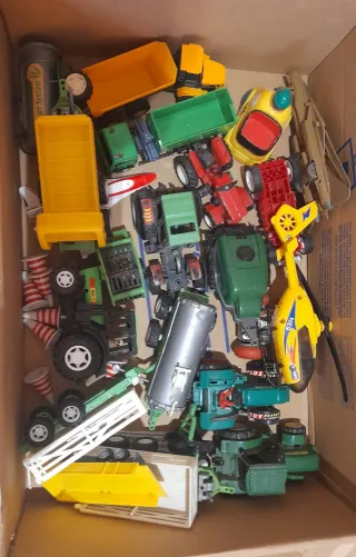 Set di trattori e giocattoli vari