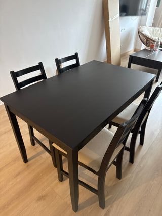 Mesa comedor negra con 4 sillas