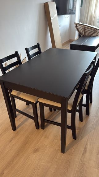 Mesa comedor negra con 4 sillas