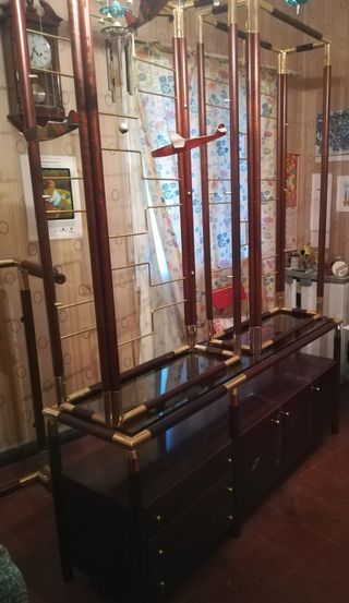 Armario bajo con estanterías