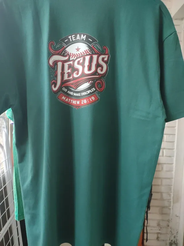 Camiseta verde con cruz y texto The Way