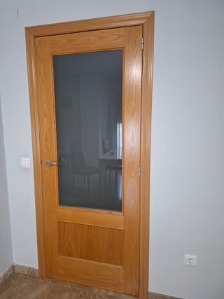 Puerta de roble macizo con cristal translúcido