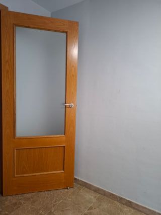 Puerta de roble macizo con cristal translúcido