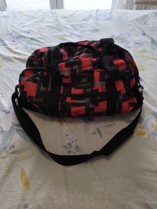 Bolsa de deporte negra y roja