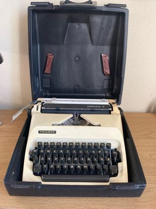 Máquina de escribir Triumph Gabriela 10